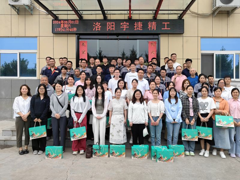 淡淡棕葉香，濃濃世間情，根根絲線連，切切情意牽！